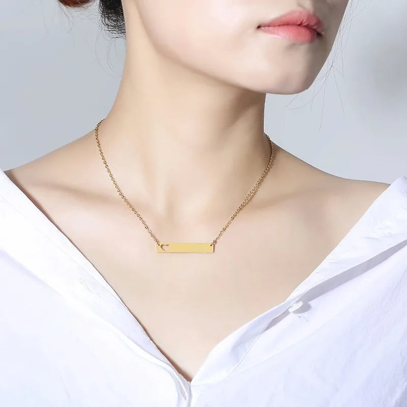 Colar plaqueta coração vazado