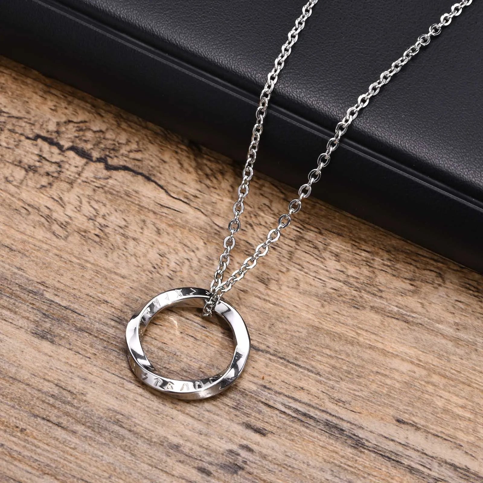 Colar masculino pingente Mobius redondo