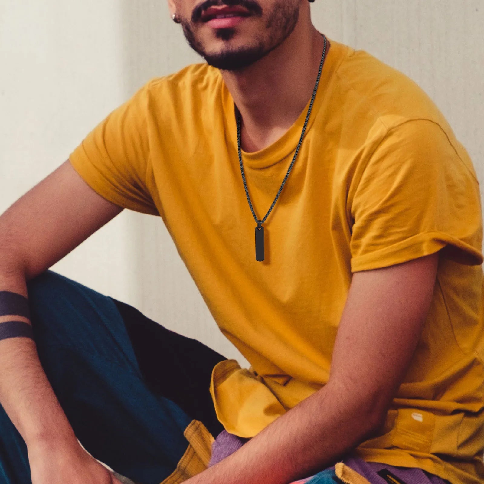 Colar masculino com inicial gravada