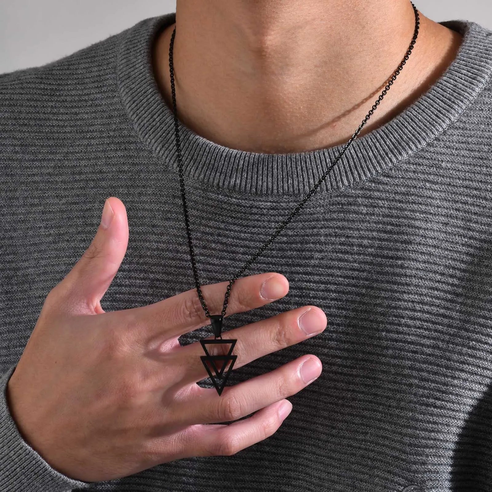 Colar duplo triangulo oco